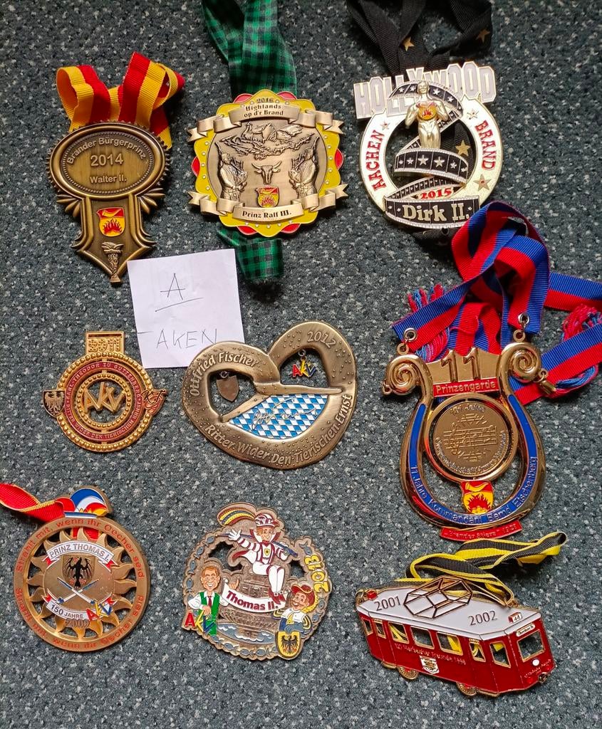 9 Akense carnavalsmedailles -, Ophalen of Verzenden, Gebruikt