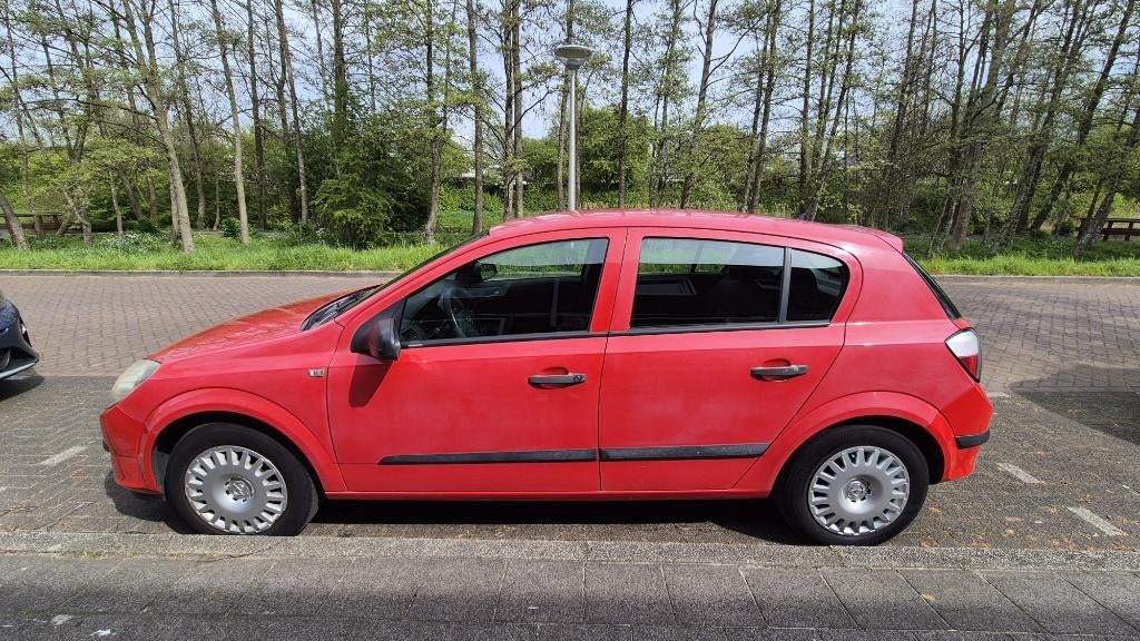 Opel Astra 1.4 16V 5D 2005 Rood 270.105km, Voorwielaandrijving, Stof, 4 cilinders, 49 €/maand