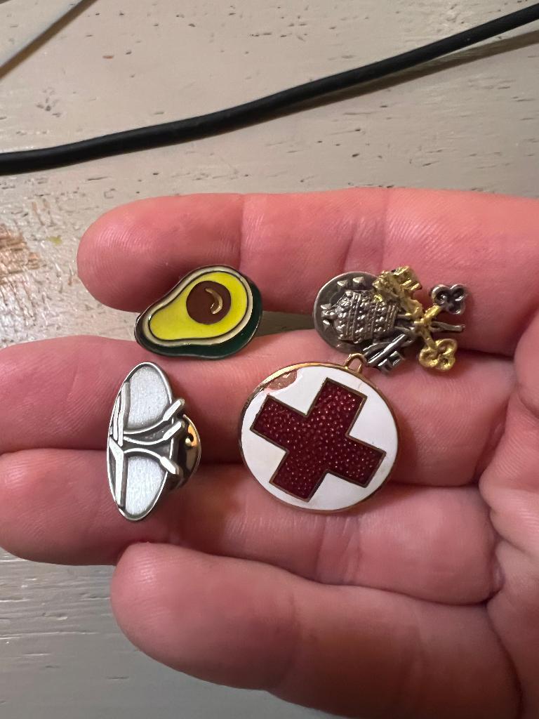 Vintage oude 4x spelden pin broches rode kruis emaille retro, Ophalen of Verzenden, Zo goed als nieuw, Overige onderwerpen, Speldje of Pin