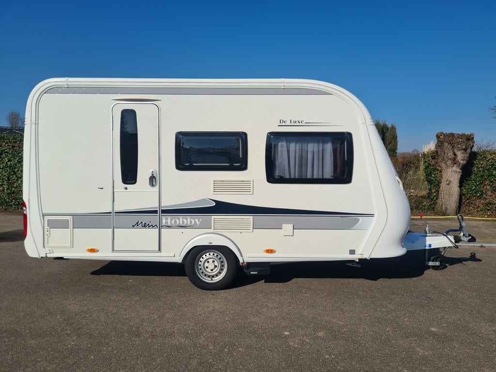 Hobby de Luxe 400 SF  (incl. stallingsmogelijkheid), Caravans en Kamperen, Caravans, Bedrijf, tot en met 4, 750 - 1000 kg, Treinzit