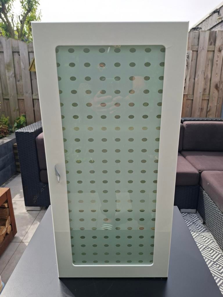 Witte wandkast met glazen deur en planken, Ophalen