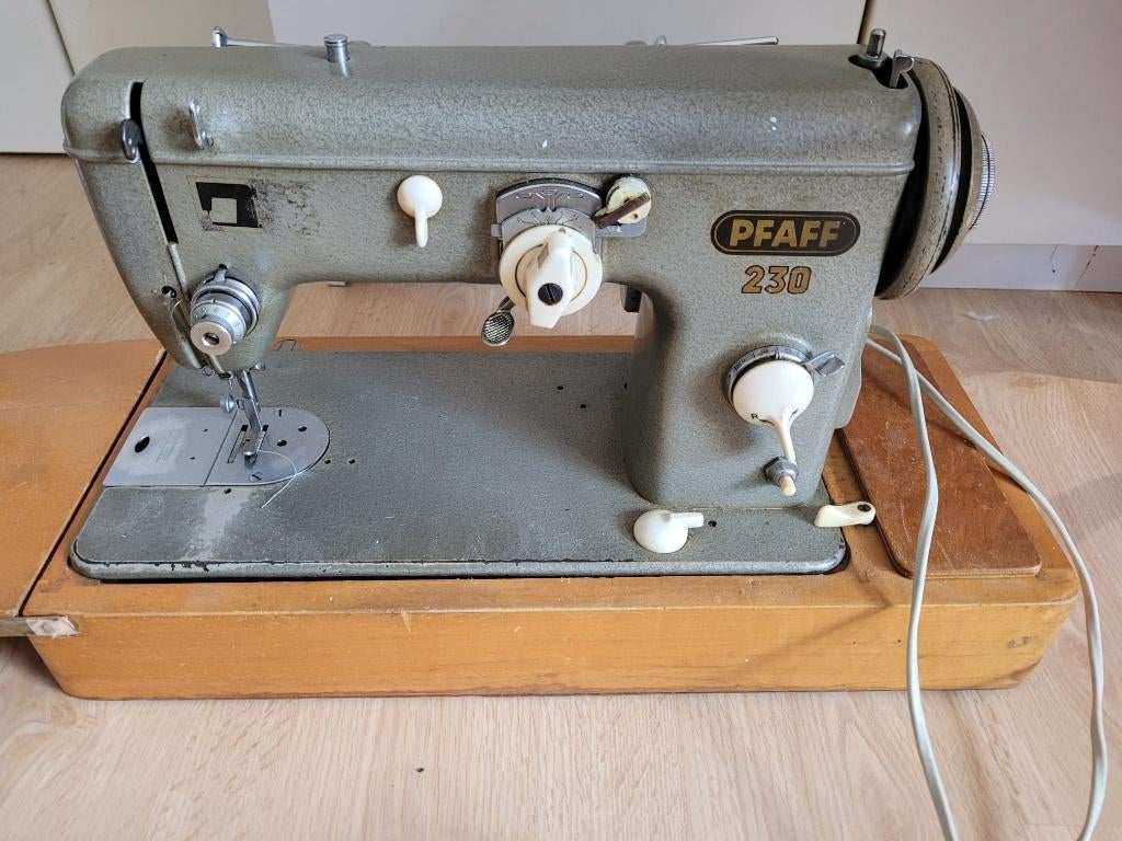 Een industriele Pfaff Naaimachine, Ophalen, Naaimachine, Industrieel, Gebruikt