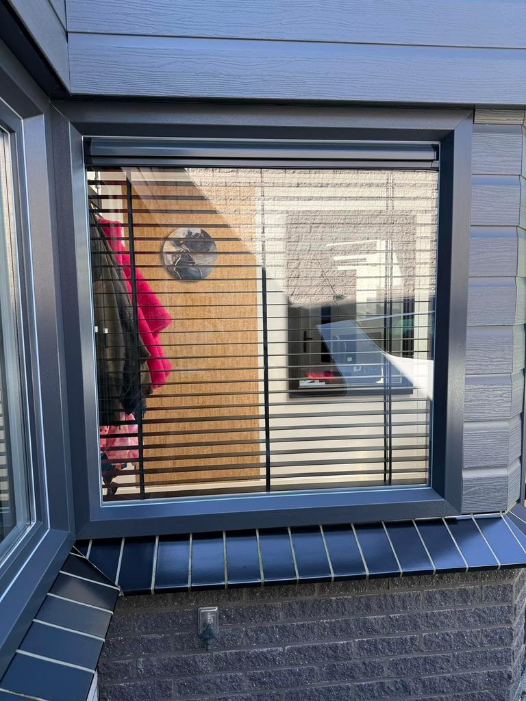 2 kunststof kozijnen met houten jaloezieën, Gevelraam of Ruit, 80 tot 120 cm, Ophalen of Verzenden, Zo goed als nieuw