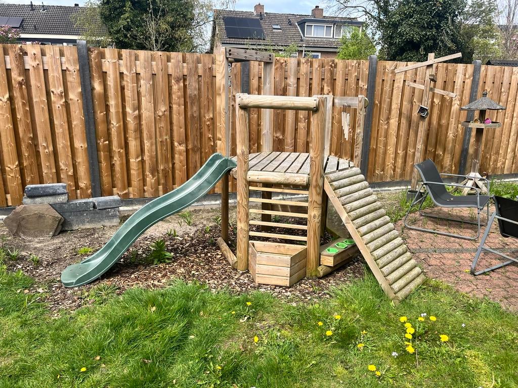 Speeltoestel met glijbaan, bloembak en hijstouw, Ophalen, Gebruikt, Glijbaan