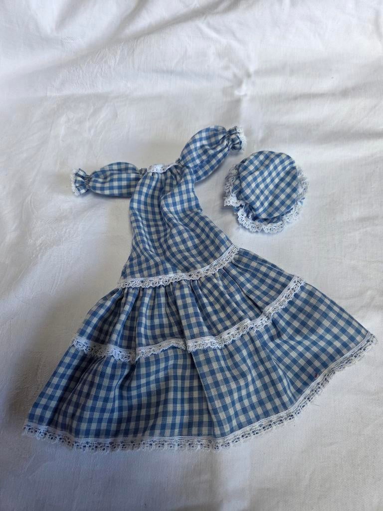 sindy 1976 beautiful bridesmaid, Verzamelen, Verzenden, Zo goed als nieuw, Kleertjes