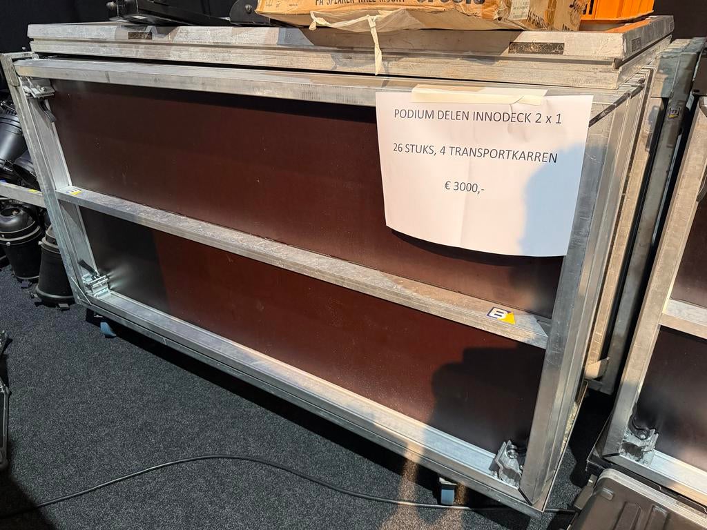 Podiumdelen Innodeck 2x1 meter - 26 stuks met transportkarre, Jahoor@ja.ja, Ophalen, Dedemsvaart, Gebruikt