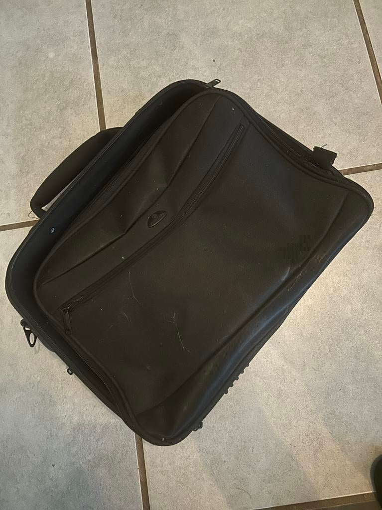 Twee laptoptassen, beide netjes, Computers en Software, Laptoptassen, Ophalen of Verzenden, 15 inch, Gebruikt, Schoudertas