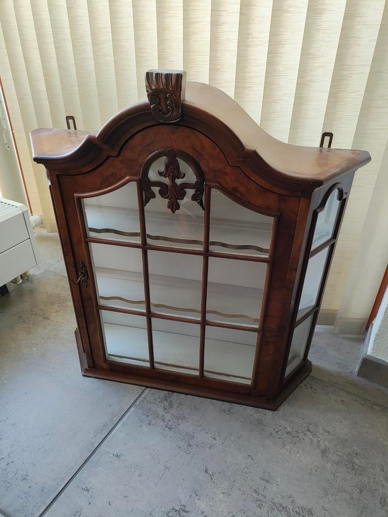 Antiek notenhouten hangkastje met sleutel, Ophalen