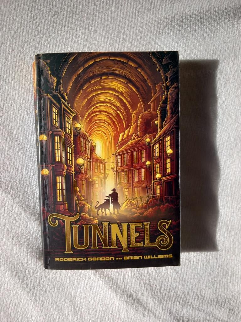 Boek Tunnels (Engels), Boeken, Ophalen of Verzenden, Gelezen, Roderick Gordon