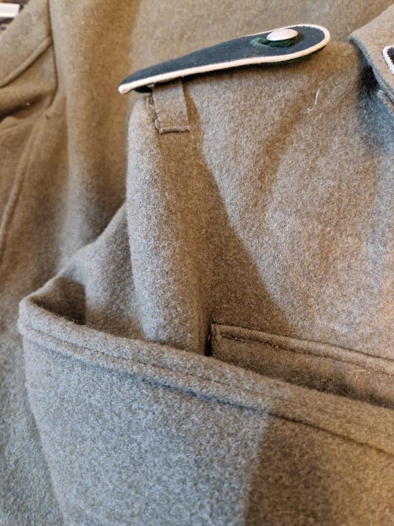 Uniformen jas broek tekens armband zie omschrijving, Verzamelen, Militaria | Tweede Wereldoorlog, Ophalen of Verzenden, Nederland