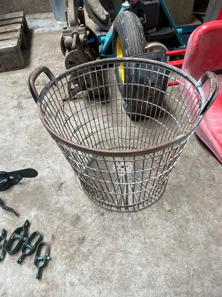 Vintage metalen mand met handvatten aardappelmand uienmand, Huis en Inrichting, Ophalen, Overige materialen, Gebruikt, Mand