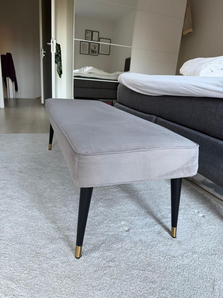 Moderne grijze fluwelen bankje met zwarte poten, Huis en Inrichting, Stoelen, Ophalen, Zo goed als nieuw, Eén, Stof