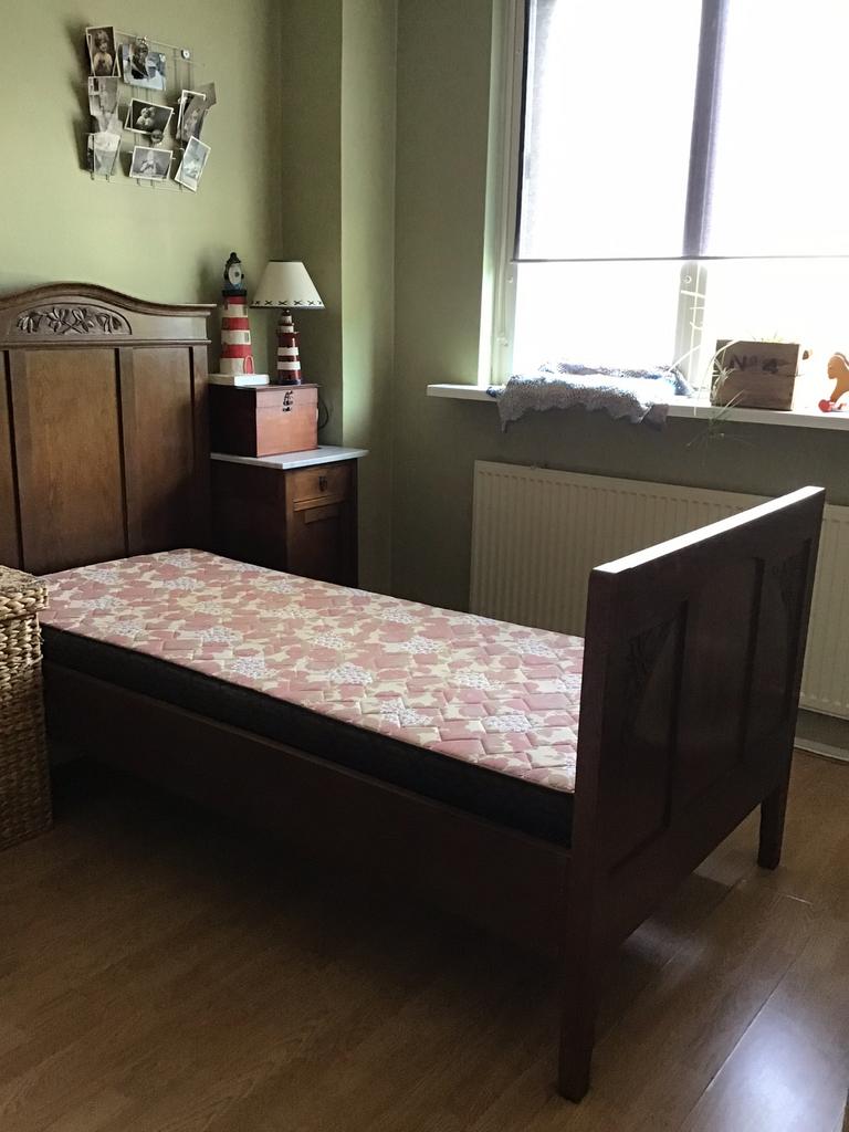 1 persoonsbed, Huis en Inrichting, Slaapkamer | Bedden, Ophalen, Gebruikt, 90 cm, Bruin