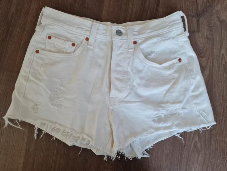 Levi's 501 Witte Denim Shorts - Maat W28, Kleding | Dames, Broeken en Pantalons, Nieuw, Maat 36 (S), Wit, Kort, Ophalen of Verzenden