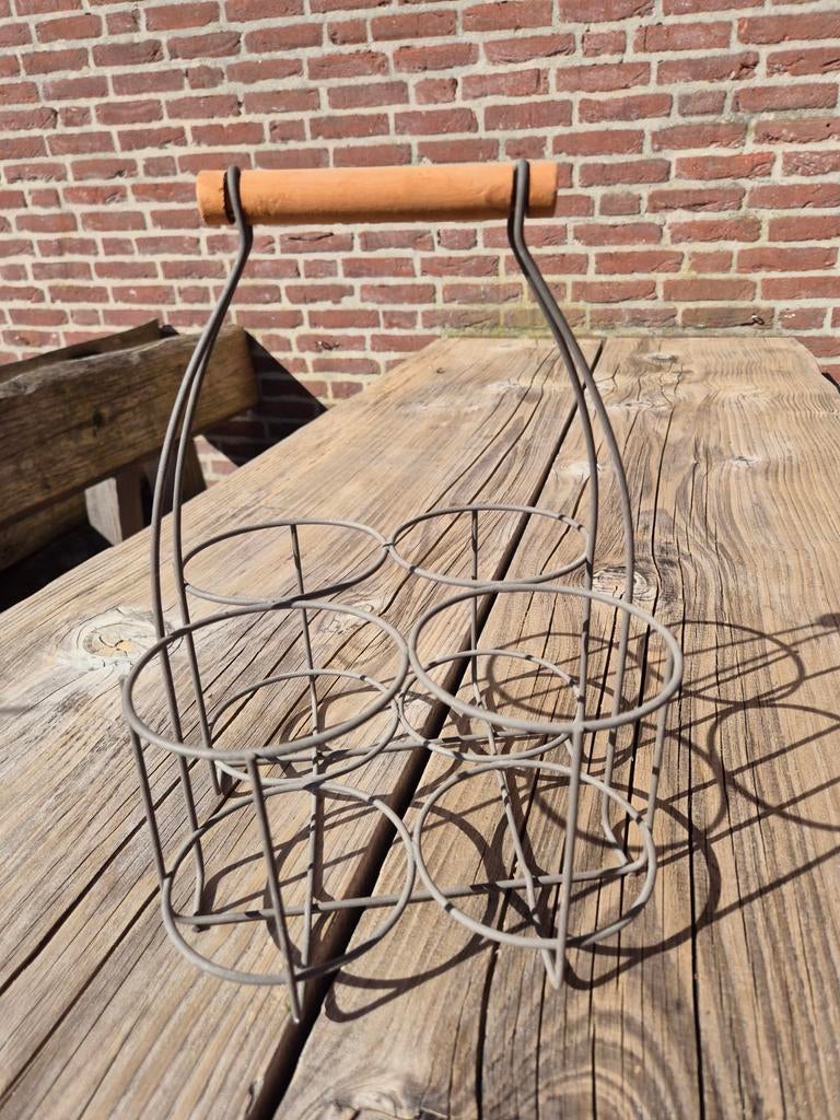 Metalen wijnrek voor 4 flessen met houten handvat, Gebruikt, Ophalen of Verzenden, Minder dan 5 flessen, Metaal