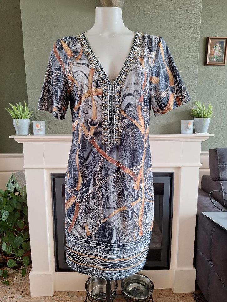 K-Design K Design gave jurk met mooie kraag L 42 44, Kleding | Dames, Jurken, Zo goed als nieuw, Maat 42/44 (L), Grijs, Knielengte