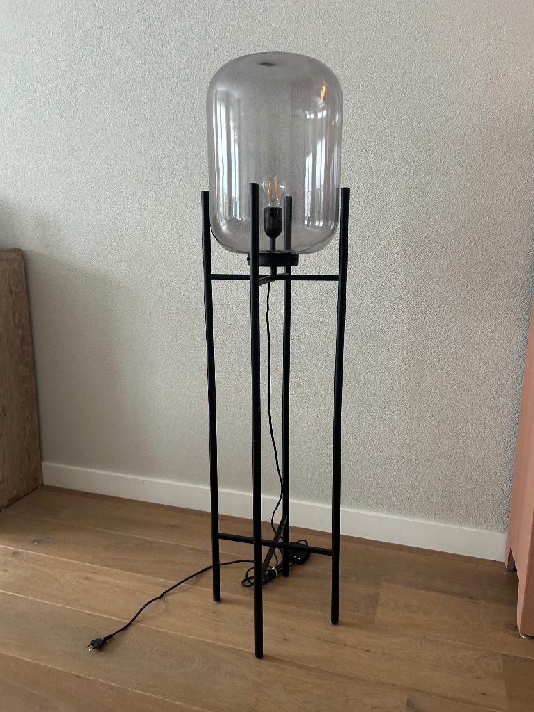 staande lamp met  glazen bol en zwart metalen voet., Huis en Inrichting, Lampen | Vloerlampen, Ophalen, Zo goed als nieuw, 150 tot 200 cm