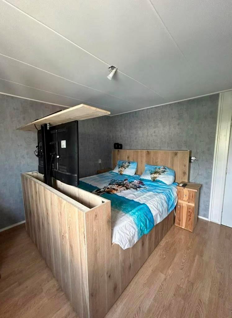 Eiken tweepersoons bed 180x200 cm met ingebouwde TV-lift, Huis en Inrichting, Ophalen, Zo goed als nieuw, Tweepersoons