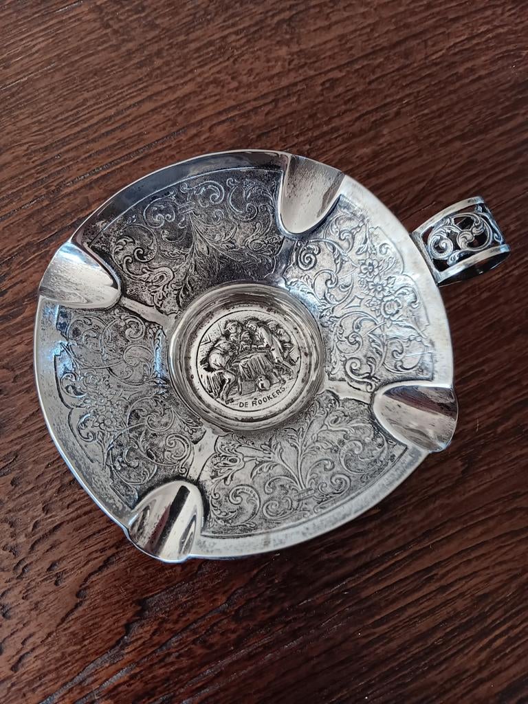 Zilveren asbak, Ophalen