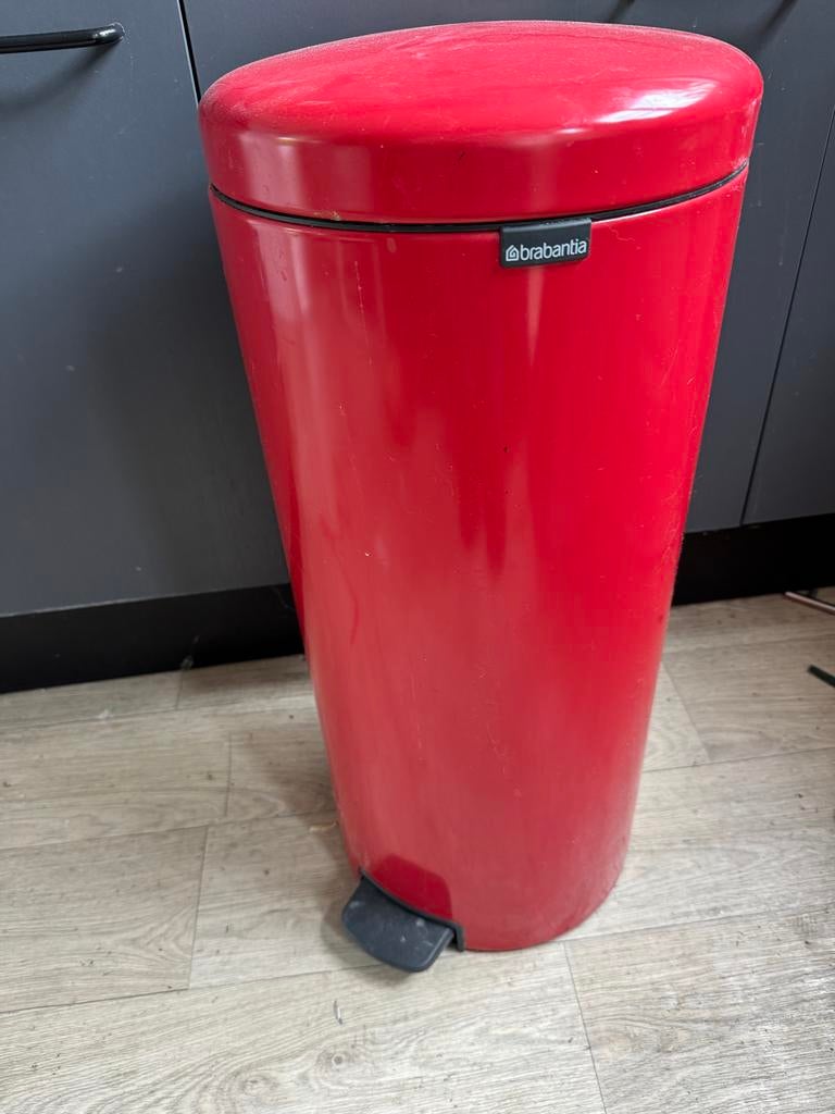 Brabantia prullenbak rood - Zo goed als nieuw, Met pedaal, 50 tot 75 cm, Ophalen of Verzenden, Metaal