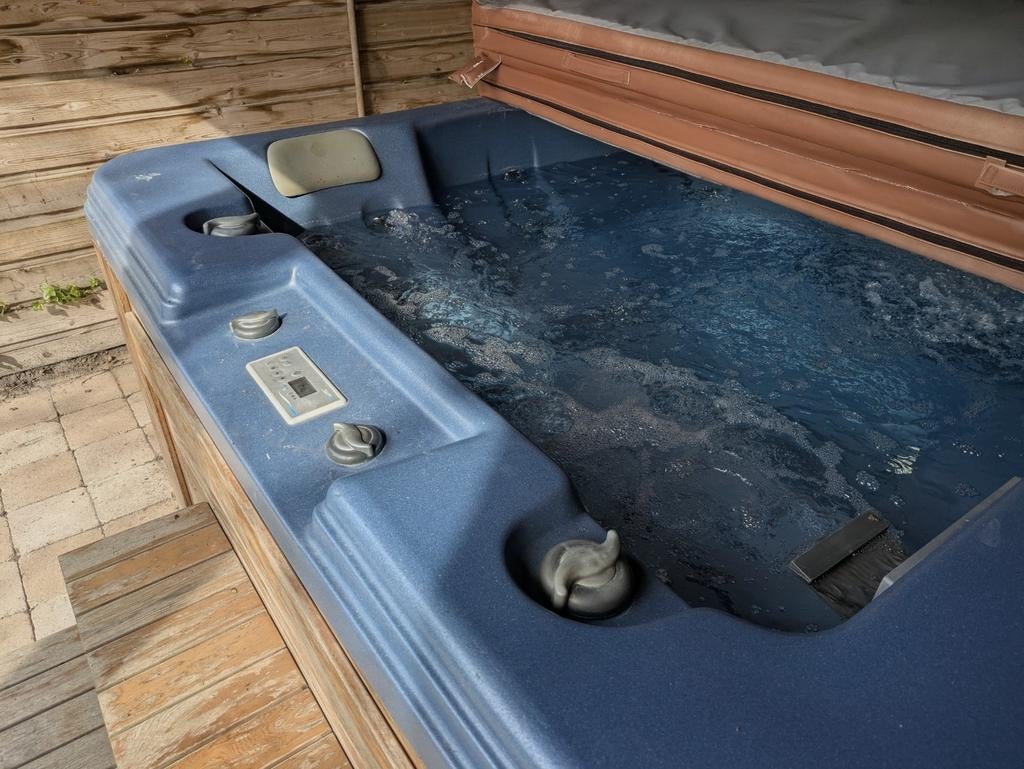 Ruime 4-6 persoons jacuzzi met LED verlichting, Ophalen
