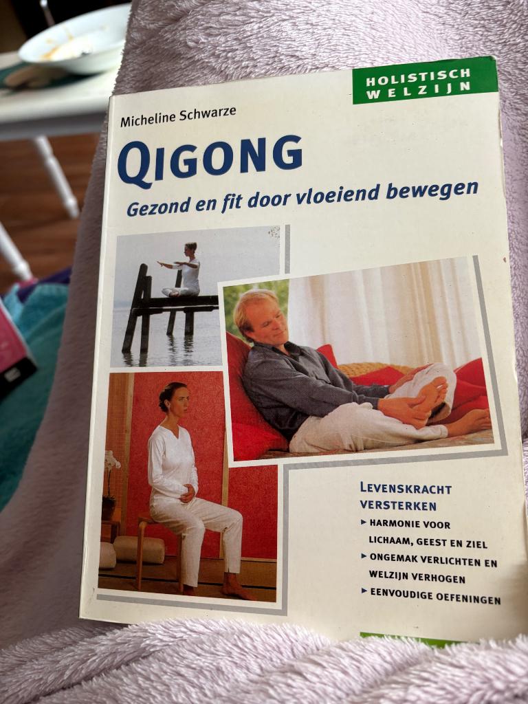 Qigong Gezond en fit door vloeiend bewegen, Boeken, Ophalen of Verzenden, Zo goed als nieuw, Meditatie of Yoga, Instructieboek