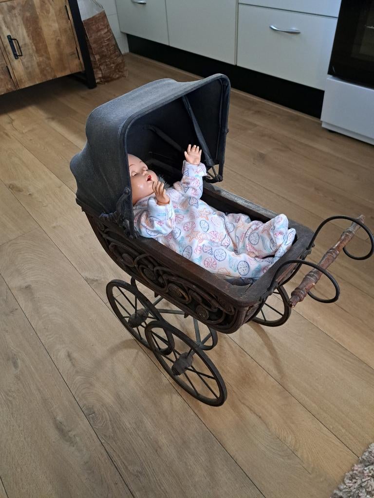 Te koop poppenwagen pluspop voor nummers €50, Kinderen en Baby's, Speelgoed | Poppen, Ophalen of Verzenden, Gebruikt, Babypop