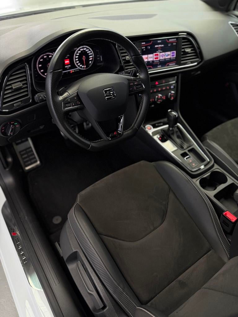 Seat Leon 2.0 TSI CUPRA 300 Panorama CarPlay, Auto's, Seat, Zwart, 4 cilinders, Leon, Wit