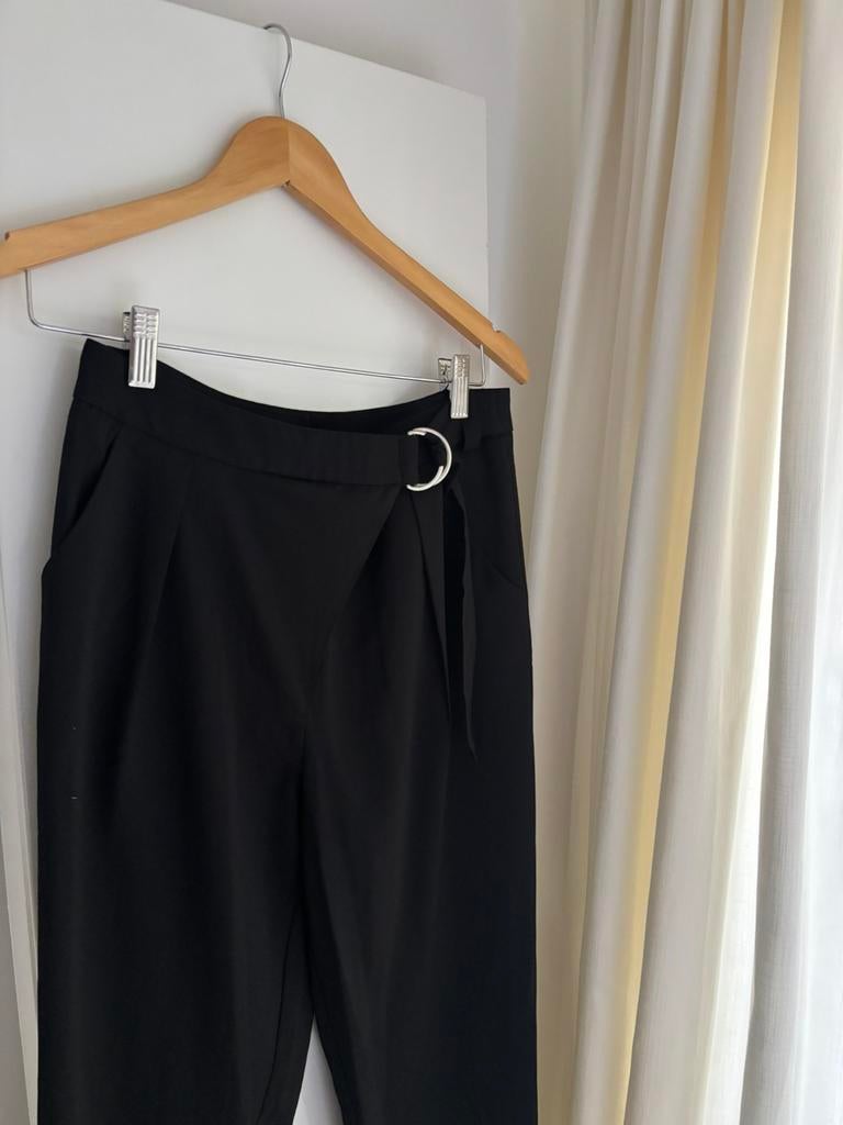 H&M zwarte pantalon,cross over chino met gespsluiting, S/36, Zwart, Nieuw, Ophalen of Verzenden, Maat 36 (S)