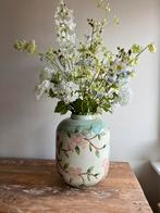 Vrolijke (porseleinen) vaas met twee vogels en bloemen, Huis en Inrichting, Woonaccessoires | Vazen, Overige kleuren, Aardewerk of Porselein
