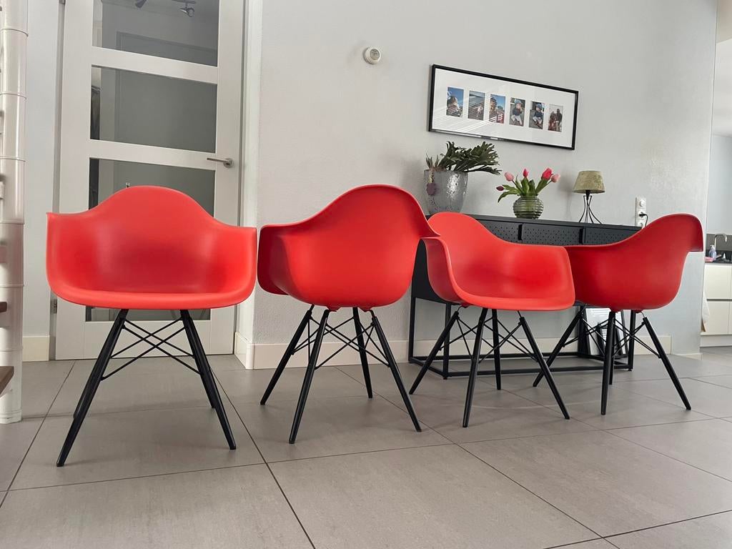 6x Vitra Eames kuipstoelen Poppy Red daw zwart, Huis en Inrichting, Stoelen, Vitra, Wit, Ophalen of Verzenden, Zo goed als nieuw