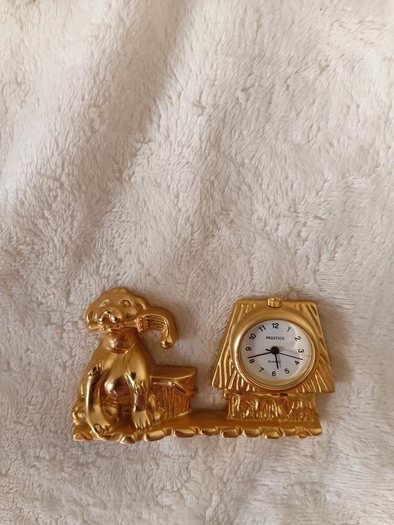 Miniatuur klokje goudkleurig met hondje ernaast, Ophalen of Verzenden