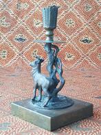 Mooie antieke kandelaar uit Engeland met een hert 16 cm., Ophalen of Verzenden, Koper of Brons