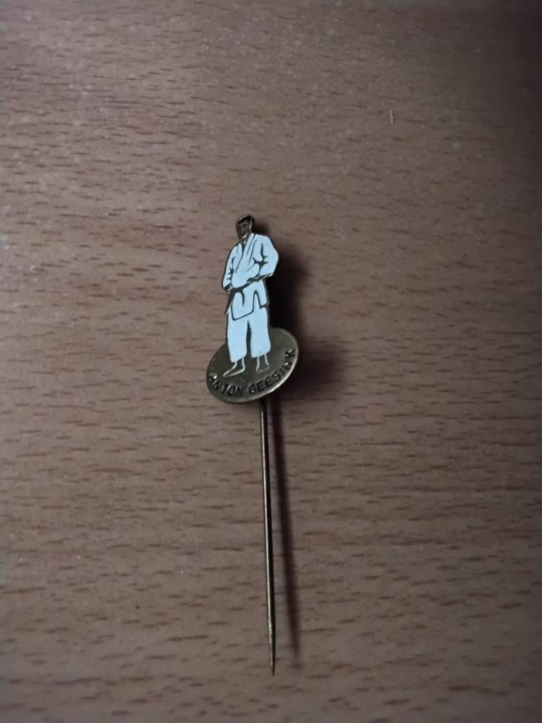 Anton Geesink speldje, Verzamelen, Ophalen of Verzenden, Zo goed als nieuw, Overige onderwerpen