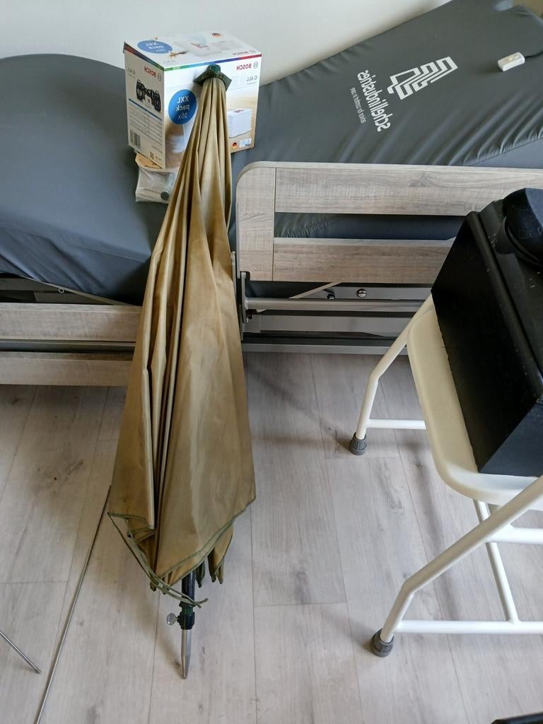 z.g.o.h. een mooie  visparaplu kleur groen, Watersport en Boten, Hengelsport | Algemeen, Ophalen