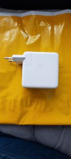 Apple macbook adapter 61W, Computers en Software, Laptop-opladers, Ophalen of Verzenden, Zo goed als nieuw