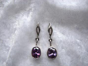   Mooie Fijne Zilveren Oorstekers met Amethist beschikbaar voor biedingen