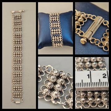 Antiek zilver,  zilveren armband,  streeksieraad  beschikbaar voor biedingen