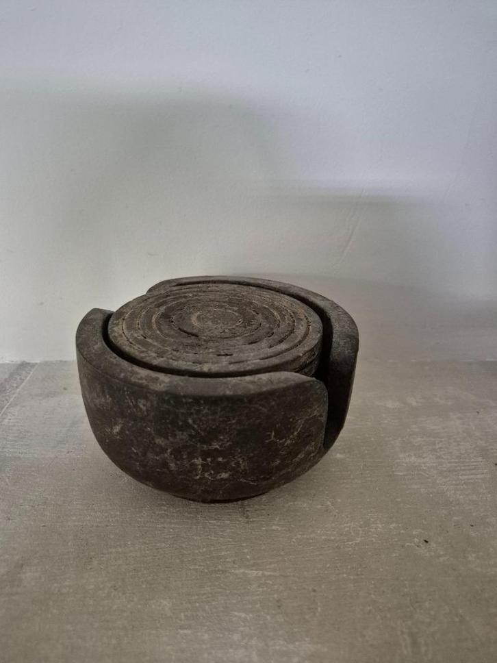 Sobere ronde houten onderzetters in houder old grey, Huis en Inrichting, Woonaccessoires | Onderzetters, Zo goed als nieuw, Glas of Kopje