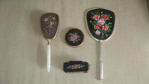 Petit Point poederdoos spiegel borstel enz.., Antiek en Kunst, Curiosa en Brocante, Ophalen of Verzenden