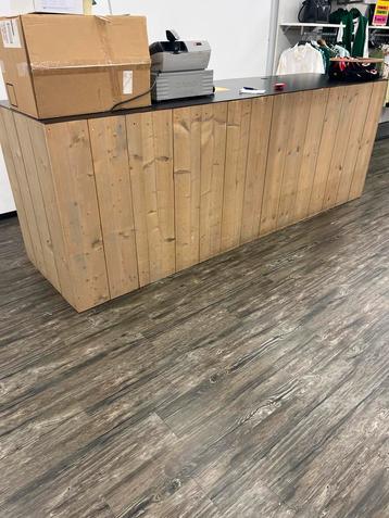 Houten Toonbank met Zwart Blad beschikbaar voor biedingen