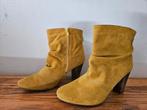 Nauwelijks gedragen suede enkellaarsjes van Invito mt. 40, Ophalen of Verzenden, Zo goed als nieuw, Geel