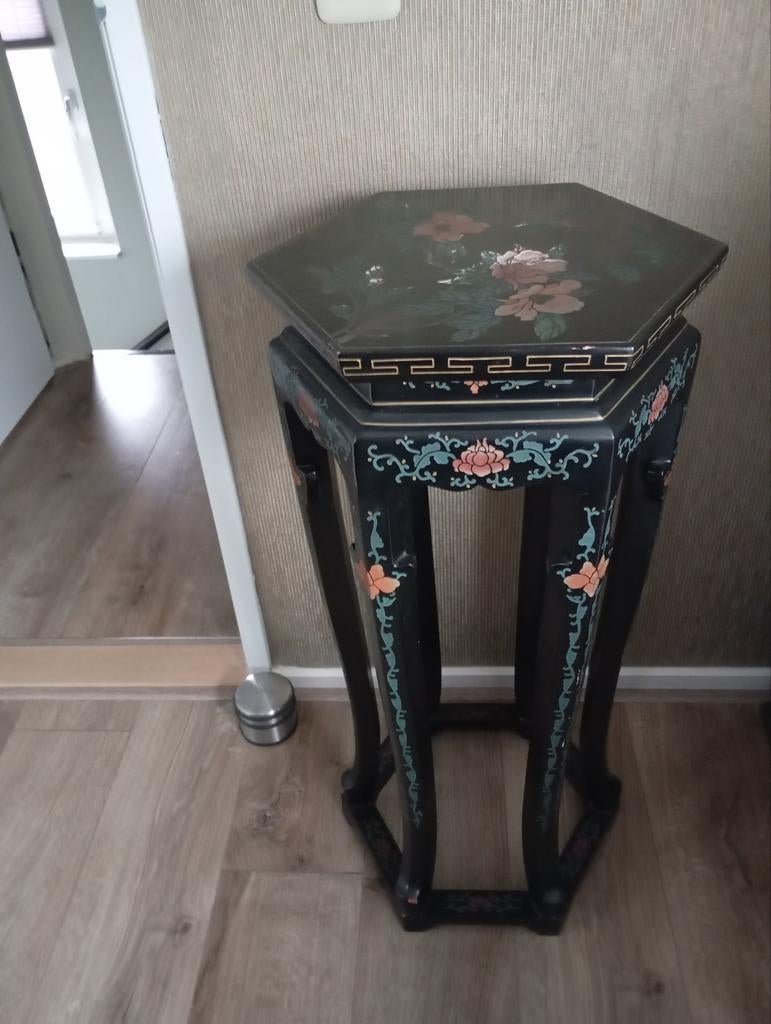 Chinees bijzettafeltje met handgeschilderde details, Huis en Inrichting, Tafels | Bijzettafels, 45 tot 60 cm, Minder dan 55 cm