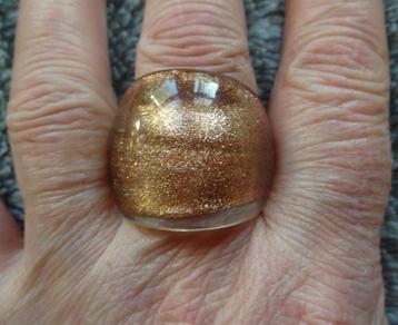 Goudkleurige glinsterende ring van glas   beschikbaar voor biedingen