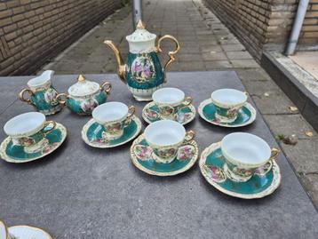 Oude servies beschikbaar voor biedingen