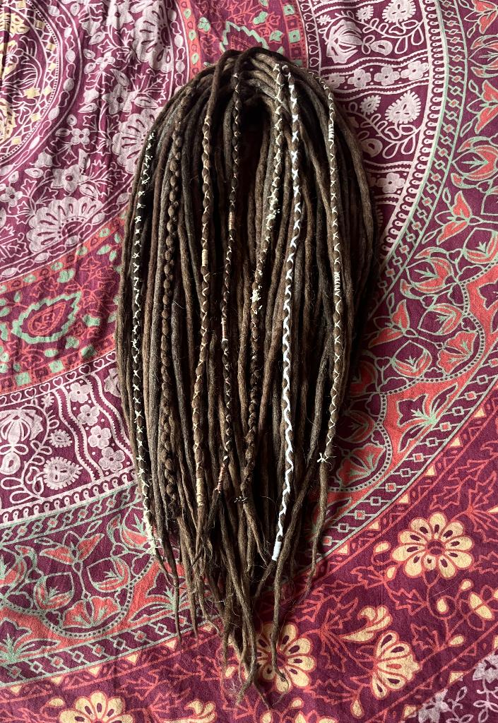 Bruine dubbele versierde wol dread mix nu voor 165€, Sieraden, Tassen en Uiterlijk, Uiterlijk | Haarverzorging, Ophalen of Verzenden