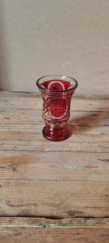 Vintage Rode glas met Gouden Decoratie beschikbaar voor biedingen