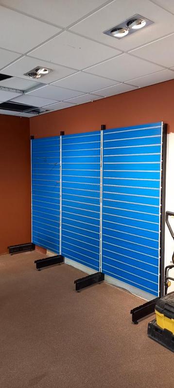 Blauwe Lamellen wandpanelen beschikbaar voor biedingen
