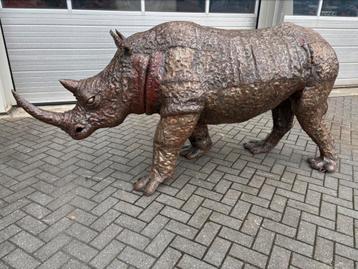 Stoer metalen (tuin)beeld van een Neushoorn beschikbaar voor biedingen