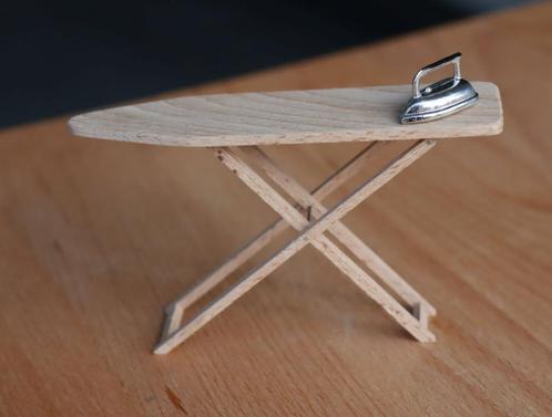Handgemaakte beukenhouten strijkplank met strijkijzer., Verzamelen, Poppenhuizen en Toebehoren, Nieuw, Gebruiksvoorwerp, Ophalen of Verzenden
